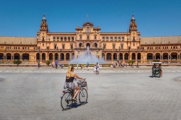 Des touristes sur la Plaza de España à Séville, Andalousie