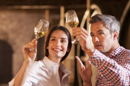 Turista a una degustazione di vini