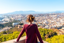 Eine Person blickt auf die Stadt Málaga, Andalusien